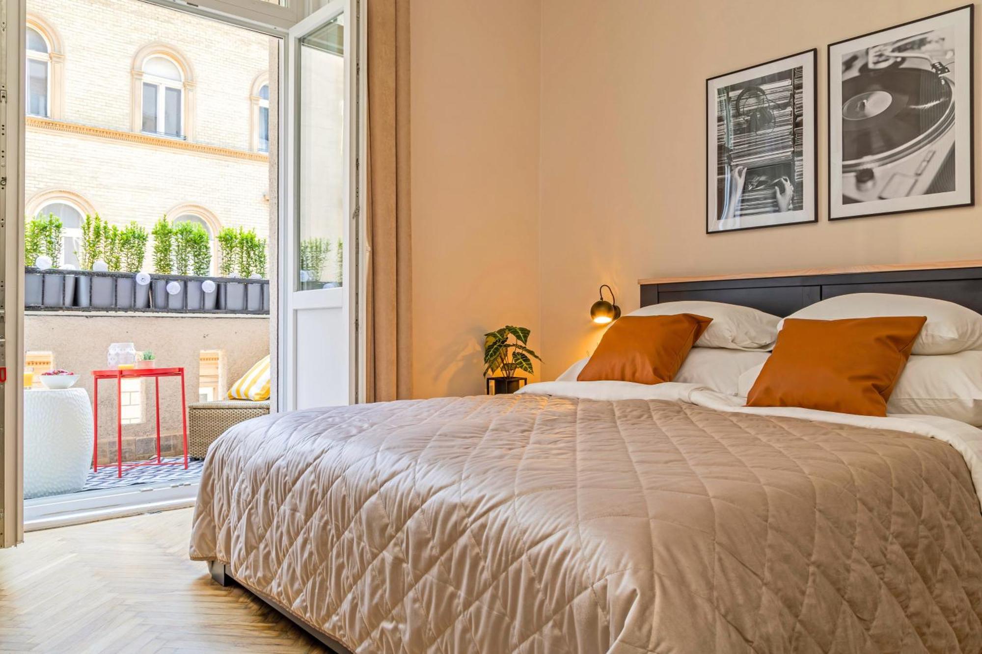 Black And White - Find Your Rhythm Apartment Budapest